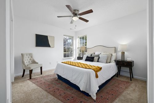 SAFAVIEH Samarkand Collection 8' x 10' Ivory / Rust SRK165A Hand-Knotted Traditional Oriental Premium Wool Area Rug in White and Yellow Modern Bedroom