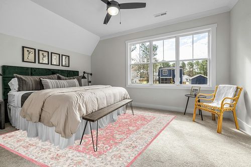 SAFAVIEH Glamour Collection Area Rug - 9' x 12', Pink & Beige, Handmade Wool, Ideal for High Traffic Areas in Living Room, Bedroom (GLM628U) in Grey Traditional Bedroom with King Bed