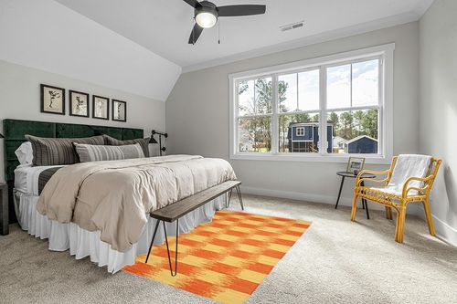 SAFAVIEH Montauk Collection Area Rug - 5' x 8', Yellow & Orange, Handmade Fringe Cotton, Ideal for High Traffic Areas in Living Room, Bedroom (MTK721C) in Grey Traditional Bedroom with King Bed