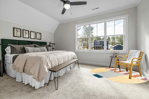 SAFAVIEH Orwell Collection 6'7" Round Beige/Yellow ORW369B Mid-Century Modern Abstract Non-Shedding Living Room Bedroom Area Rug in Grey Traditional Bedroom with King Bed