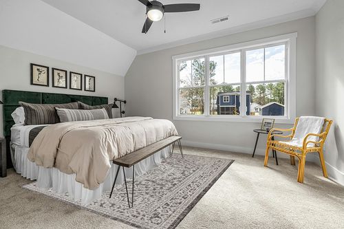 JONATHAN Y SMB101D-8 Sinjuri Medallion Textured Weave Indoor/Outdoor Gray/Black 8 ft. x 10 ft. Area-Rug, Coastal,Easy-Cleaning,HighTraffic,LivingRoom,Backyard, Non Shedding in Grey Traditional Bedroom with King Bed