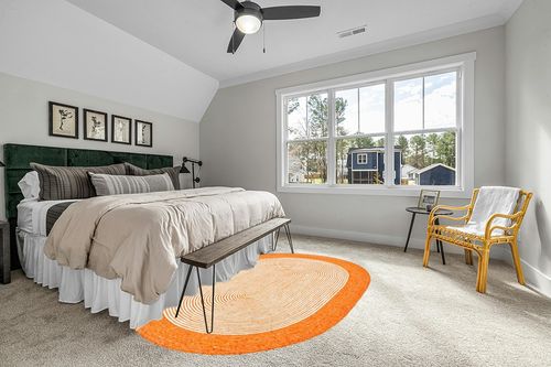 SAFAVIEH Braided Collection 6' x 9' Oval Orange/Ivory BRD904P Handmade Country Cottage Reversible Wool Entryway Foyer Living Room Bedroom Kitchen Area Rug in Grey Traditional Bedroom with King Bed