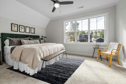 ‎Ivory / Silver ‎Retro ‎Non shedding, Stain Resistant, Pet friendly ‎Living Room ‎Area Rug in Grey Traditional Bedroom with King Bed