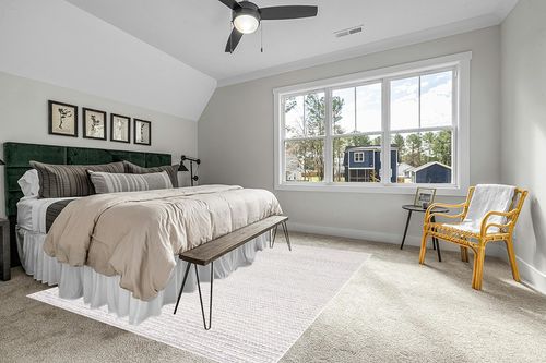 SAFAVIEH Natura Collection Area Rug - 8' x 10', Ivory & Light Grey, Handmade Farmhouse Boho Wool, Ideal for High Traffic Areas in Living Room, Bedroom (NAT220G) in Grey Traditional Bedroom with King Bed