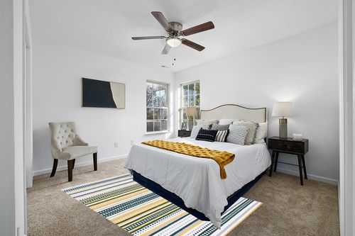 SAFAVIEH Montauk Collection Area Rug - 5' x 8', Yellow & Ivory, Handmade Boho Stripe Cotton, Ideal for High Traffic Areas in Living Room, Bedroom (MTK451D) in White and Yellow Modern Bedroom