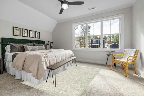 MARTHA STEWART Safavieh Collection by SAFAVIEH 6' x 9' Ivory/Green MSR3511Y Handmade Contemporary Wool Area Rug in Grey Traditional Bedroom with King Bed