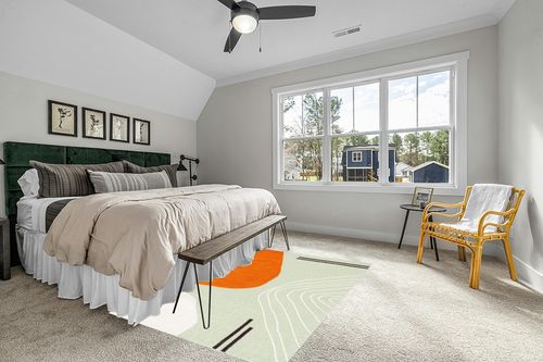 Safavieh Rodeo Drive Collection Area Rug - 5' x 8', Green & Rust, Handmade Mid-Century Modern Abstract Wool, Ideal for High Traffic Areas in Living Room, Bedroom (RD860Y) in Grey Traditional Bedroom with King Bed