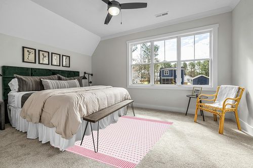 SAFAVIEH Montauk Collection Area Rug - 5' x 8', Red & Ivory, Flat Weave Cotton Design, Easy Care, Ideal for High Traffic Areas in Living Room, Bedroom (MTK714Q) in Grey Traditional Bedroom with King Bed