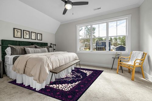 SAFAVIEH Bellagio Collection 8' x 10' Purple / Ivory BLG597A Handmade Medallion Premium Wool Area Rug in Grey Traditional Bedroom with King Bed