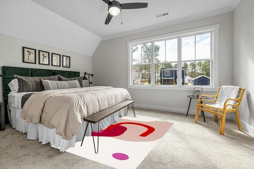 SAFAVIEH Fifth Avenue Collection Area Rug - 5' x 8', Ivory & Red, Handmade Mid-Century Modern Abstract Wool, Ideal for High Traffic Areas in Living Room, Bedroom (FTV143A) in Grey Traditional Bedroom with King Bed