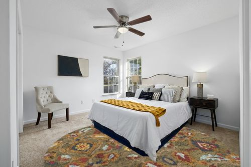 Safavieh Blossom Collection 10' Round Green/Multi BLM402B Handmade Wool Area Rug in White and Yellow Modern Bedroom