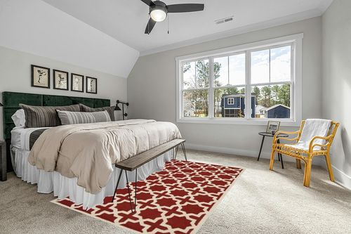 SAFAVIEH Cambridge Collection 6' x 9' Rust / Ivory CAM125L Handmade Moroccan Premium Wool Area Rug in Grey Traditional Bedroom with King Bed