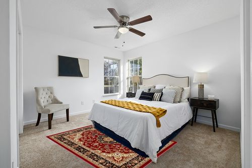 Well Woven Barclay Medallion Kashan Red Traditional Area Rug (5'3" x 7'3") in White and Yellow Modern Bedroom