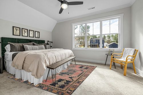 Rose / Rose Transitional Shed Resistant, Fade Resistant, Stain Resistant Hallway Area Rug in Grey Traditional Bedroom with King Bed