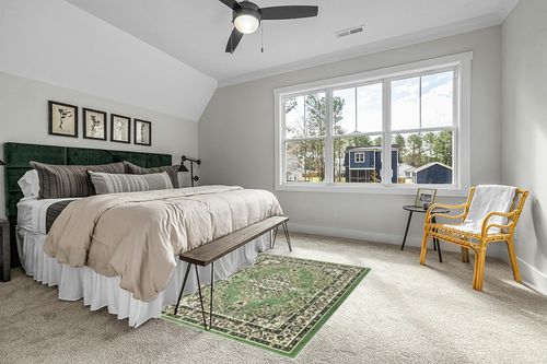 Antep Rugs Oriental 5x7 Traditional Medallion Indoor Area Rug Siesta (Green Beige, 5'3" x 7') in Grey Traditional Bedroom with King Bed
