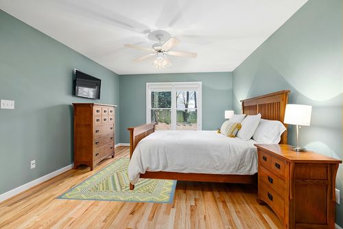 SAFAVIEH Four Seasons Collection 5' x 8' Blue / Yellow FRS490H Hand-Hooked Area Rug in Teal and Orange Wood Bedroom