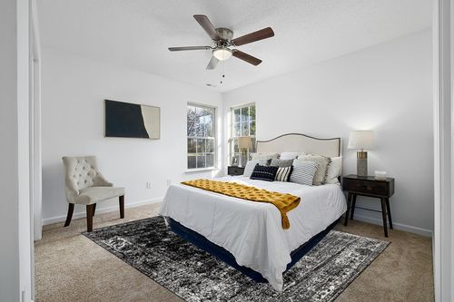Unique Loom Sofia Collection Area Rug - Casino (7' 10" x 10' Rectangle, Black/ Ivory) in White and Yellow Modern Bedroom