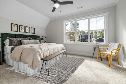 JONATHAN Y SMB206B-8 Chevron Modern Concentric Square Braided Indoor Outdoor Area Rug, Farmhouse Traditional Easy Clean,Bedroom,Kitchen,Backyard,Patio,Non Shedding 8 X 10, Black/Light Gray in Grey Traditional Bedroom with King Bed