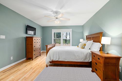 Martha Stewart Collection by SAFAVIEH 4' x 6' Grey/Ivory MSR484F Contemporary Geometric Cotton Area Rug in Teal and Orange Wood Bedroom