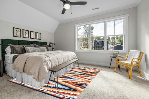 JONATHAN Y SWC101A-8 Konya Diamond Kilim Geometric Indoor Area Rug, Southwestern, Geometric, Bohemian, Bedroom, Kitchen, Living Room, Easy-Cleaning, Non-Shedding, 8 X 10, Yellow/Red/Blue in Grey Traditional Bedroom with King Bed