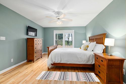 Poowe Cotton Woven Tassles Area Rug in Teal and Orange Wood Bedroom