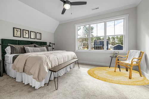 Unique Loom Bromley Collection Area Rug - Midnight (8' Round, Yellow/ Ivory) in Grey Traditional Bedroom with King Bed