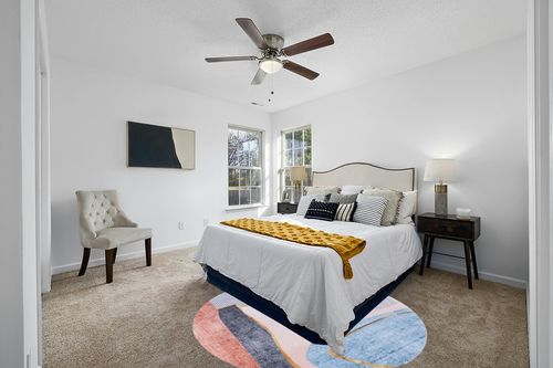 Safavieh Tacoma Collection Area Rug - 6' Round, Beige & Blue, Mid-Century Modern Design, Non-Shedding & Easy Care, Machine Washable Ideal for High Traffic Areas in Living Room, Bedroom (TAC834B) in White and Yellow Modern Bedroom