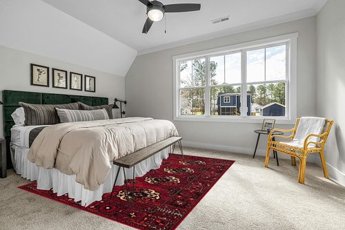 SAFAVIEH Vintage Hamadan Collection Area Rug - 8' x 10', Red & Multi, Oriental Traditional Persian Design, Non-Shedding & Easy Care, Ideal for High Traffic Areas in Living Room, Bedroom (VTH212A) in Grey Traditional Bedroom with King Bed