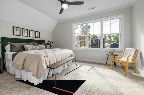 SAFAVIEH Fifth Avenue Collection Area Rug - 8' x 10', Ivory & Black, Handmade Mid-Century Modern Abstract New Zealand Wool, Ideal for High Traffic Areas in Living Room, Bedroom (FTV110A) in Grey Traditional Bedroom with King Bed