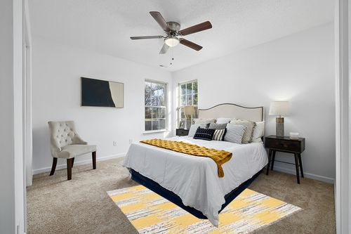 SAFAVIEH Montauk Collection Area Rug - 6' Square, Yellow & Multi, Handmade Fringe Cotton, Ideal for High Traffic Areas in Living Room, Bedroom (MTK721A) in White and Yellow Modern Bedroom