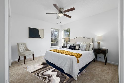 Well Woven Werrick Grey & Gold Striated Marble Pattern Area Rug (5'3" x 7'3") in White and Yellow Modern Bedroom