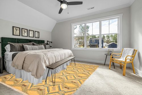 SAFAVIEH Bengal Diamond Collection 9' x 12' Saffron Yellow DVE517A Hand-Knotted Premium Wool Area Rug in Grey Traditional Bedroom with King Bed