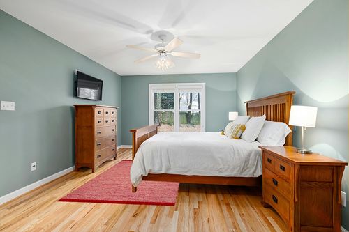 SAFAVIEH Montauk Collection Area Rug - 5' x 8', Red, Handmade Tassel Cotton, Ideal for High Traffic Areas in Living Room, Bedroom (MTK610N) in Teal and Orange Wood Bedroom