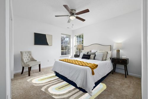 Novogratz by Momeni Rugs Retro Collection Retro Wave Shag Area Rug, 5'0" x 7'6", Multicolor (RETRORET-2MTI5076) in White and Yellow Modern Bedroom