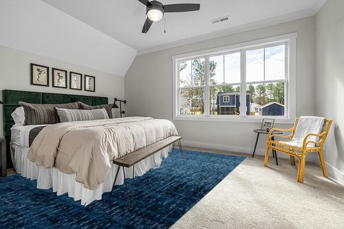 SAFAVIEH Retro Collection Area Rug - 10' x 14', Light Blue & Blue, Modern Abstract Design, Non-Shedding & Easy Care, Ideal for High Traffic Areas in Living Room, Bedroom (RET2770-6065) in Grey Traditional Bedroom with King Bed