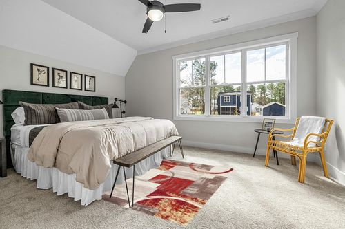 Contemporary Abstract Circle Design Multi Soft 5'3" x 7'3" Indoor Area Rug in Grey Traditional Bedroom with King Bed