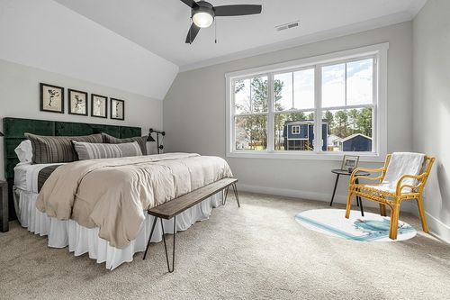 Round Area Rug 5ft Carpet Runner, Blue Pumpkin Fall Area Rug Washable Floor Cover Throw Rugs for Bedroom Living Room Modern Accent Mat Home Decor Farmhouse Thanksgiving Leaf in Grey Traditional Bedroom with King Bed