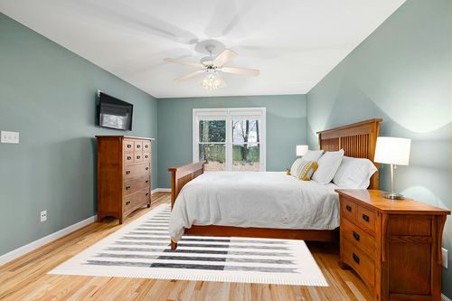 Safavieh Kilim KLM529A Handmade Ivory / Black Rug - 8' x 10' in Teal and Orange Wood Bedroom