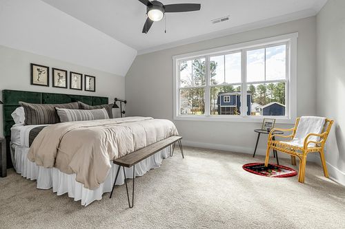 Snowman Round Area Rug 3.3ft,Washable Outdoor Indoor Carpet Runner Rug for Bedroom,Kitchen,Bathroom,Living/Dining/Laundry Room,Office,Area+Rug Bath Door Mat Christmas Snowflake Berry Red Black in Grey Traditional Bedroom with King Bed