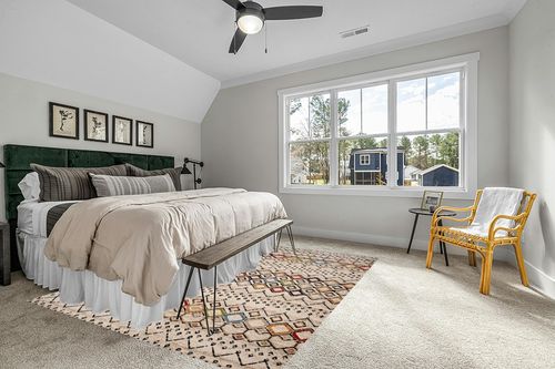 ‎Ivory/Multi ‎Transitional ‎Non Slip ‎Living Room ‎Area Rug in Grey Traditional Bedroom with King Bed