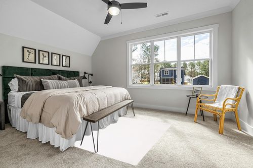 SAFAVIEH Faux Rabbit Fur Collection Area Rug - 5' x 7', Off White, Solid Design, Non-Shedding Machine Washable & Slip Resistant Ideal for High Traffic Areas in Living Room, Bedroom (FRF500A) in Grey Traditional Bedroom with King Bed