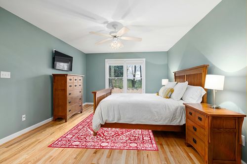 SAFAVIEH Brentwood Collection 6' x 9' Red / Ivory BNT832Q Medallion Distressed Non-Shedding Living Room Bedroom Dining Home Office Area Rug in Teal and Orange Wood Bedroom