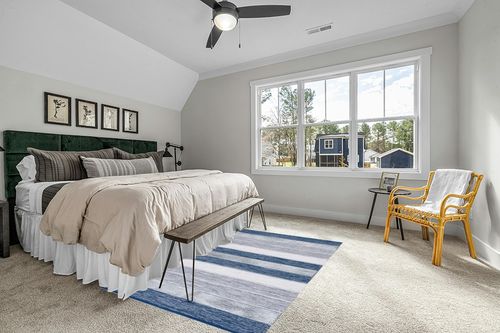 Safavieh Striped Kilim Collection Area Rug - 5' x 8', Grey & Blue, Flat Weave Cotton Design, Easy Care, Ideal for High Traffic Areas in Living Room, Bedroom (STK804M) in Grey Traditional Bedroom with King Bed