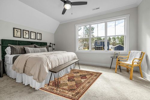 SAFAVIEH Lyndhurst Collection Area Rug - 5'3" x 7'6", Multi & Beige, Traditional Oriental Design, Non-Shedding & Easy Care, Ideal for High Traffic Areas in Living Room, Bedroom (LNH221C) in Grey Traditional Bedroom with King Bed