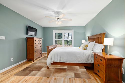 SAFAVIEH Studio Leather Collection 8' x 10' Beige STL174B Handmade Mid-Century Modern Leather Area Rug in Teal and Orange Wood Bedroom