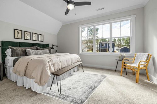Unique Loom Sofia Collection Area Rug - Casino (5' 3" x 8' Rectangle, Gray/ Beige) in Grey Traditional Bedroom with King Bed