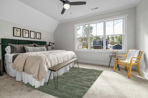 Revival Rugs Shell 6'7"x9' Machine Washable Area Rug for Living Room Bedroom - 100% Recycled Oeko-TEX Certified, Medium Pile, Green in Grey Traditional Bedroom with King Bed