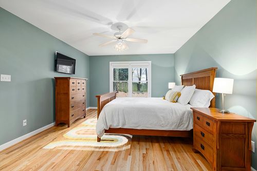 Novogratz by Momeni Rugs Retro Collection Retro Wave Shag Area Rug, 5'0" x 7'6", Multicolor (RETRORET-2MTI5076) in Teal and Orange Wood Bedroom