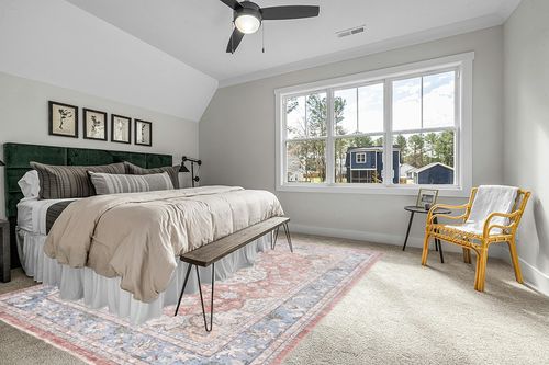 Safavieh Jasmine Collection Area Rug - 9' x 12', Rust & Blue, Traditional Oriental Distressed Design, Non-Shedding & Easy Care, Ideal for High Traffic Areas in Living Room, Bedroom (JSM317P) in Grey Traditional Bedroom with King Bed