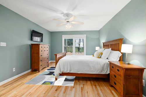 SAFAVIEH Hollywood Collection Area Rug - 5'3" x 7'6", Grey & Blue, Mid-Century Modern Design, Non-Shedding & Easy Care, Ideal for High Traffic Areas in Living Room, Bedroom (HLW798F) in Teal and Orange Wood Bedroom